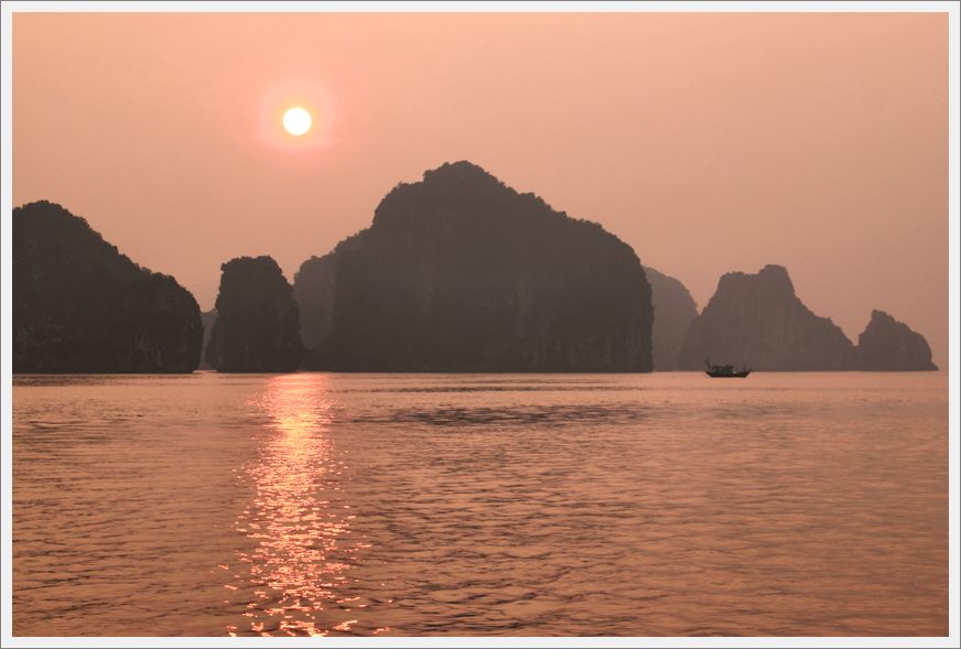 Vietnam_HalongBay_Sunset_9018