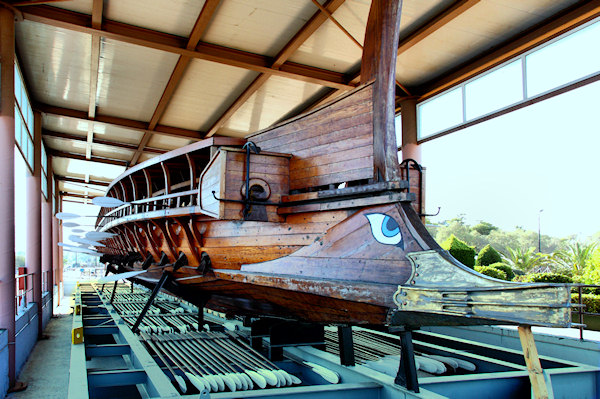 Athens_Trireme_Olympias_2829.jpg