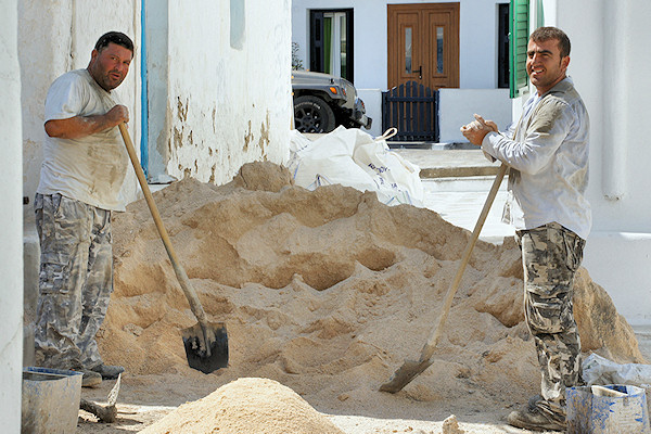 Mykonos_Roadworkers_DSC04059.jpg