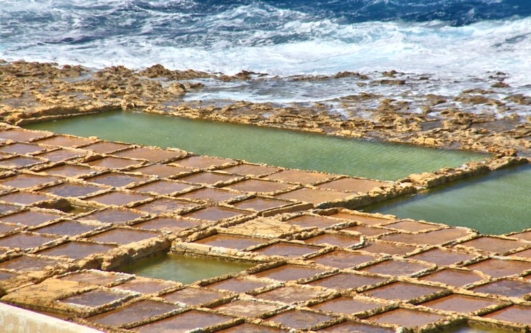 Malta_2407_Gozo_Xwejni_Coastal View_Salt Pans_m