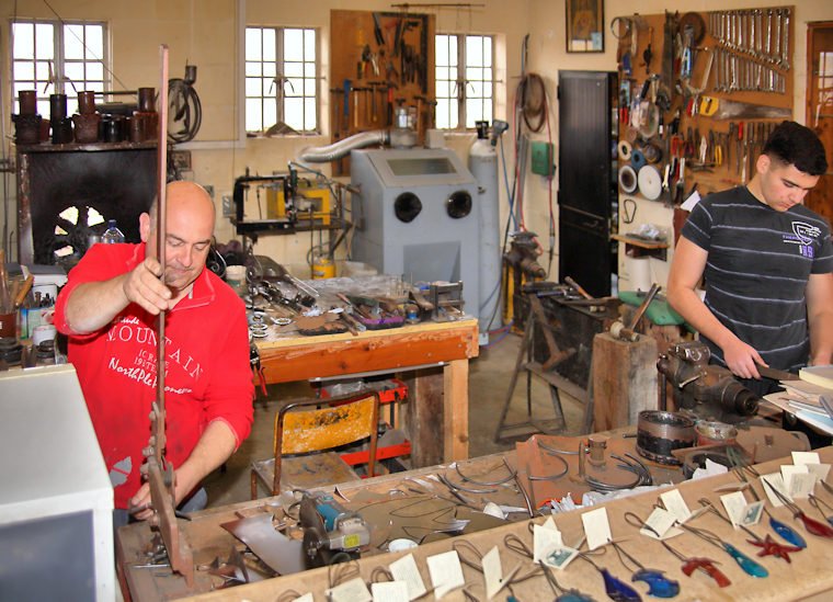 Malta_2688_Gozo_Crafts_Metalwork Artisans_m