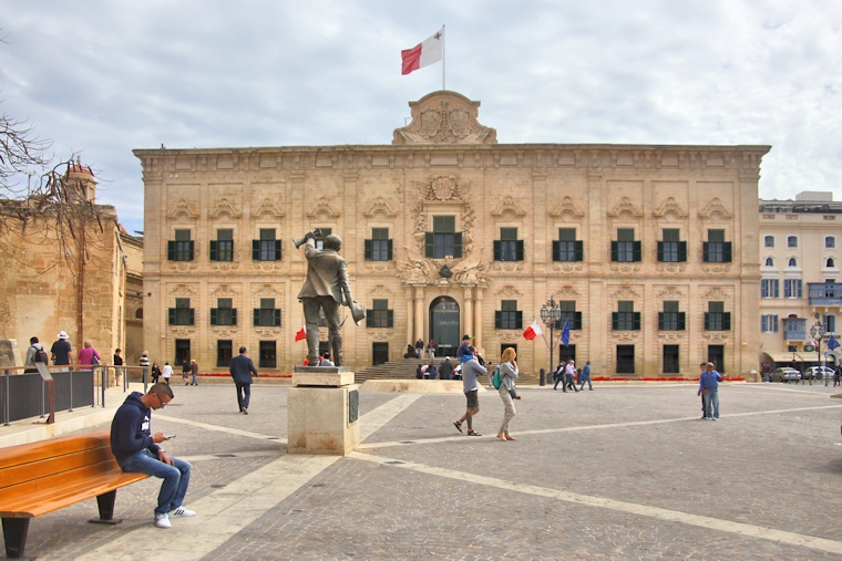 Malta_1782_Valletta_Castille Square and Auberge de Castille_m