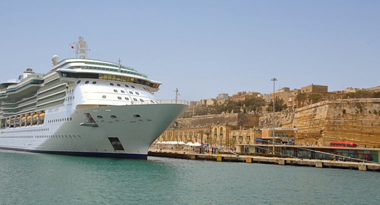 Malta_2111_Valletta_Cruise Ship in Grand Harbour_m