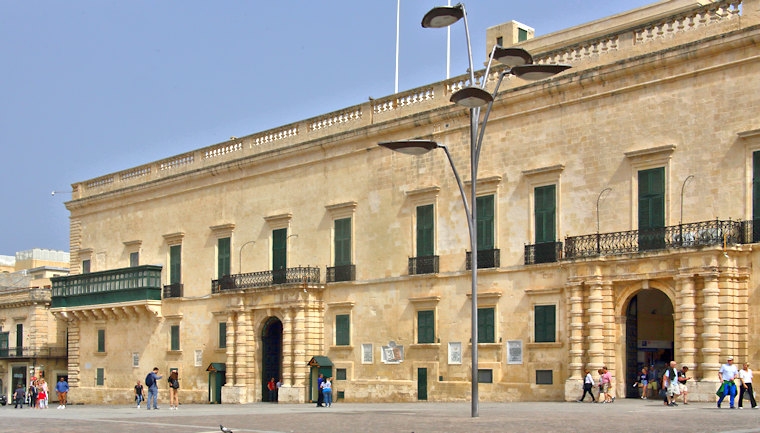 Malta_2158_Valletta_St George's Square & Grand Master's Palace_m