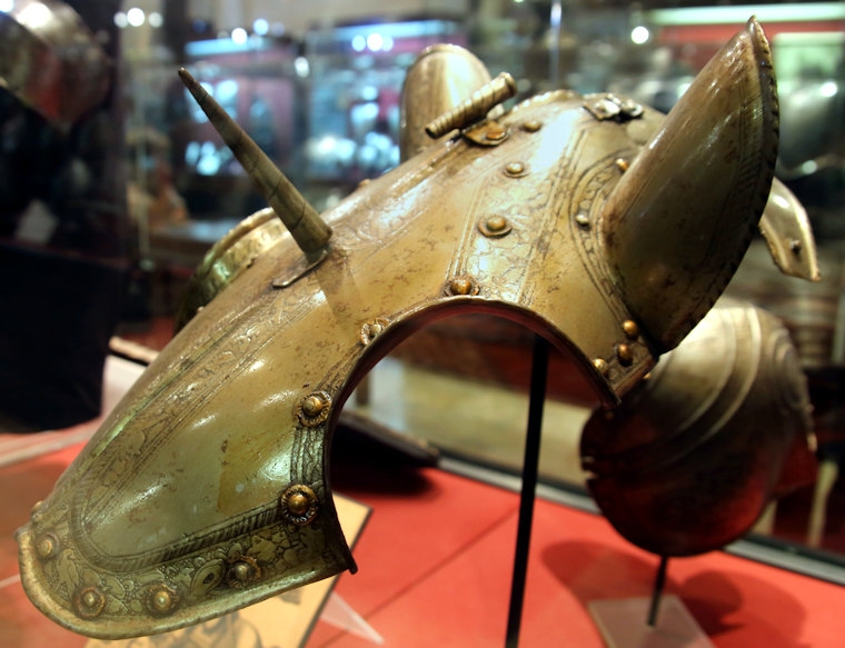 Malta_2216_Valletta_Palace Armoury_Horses Head Armour_m