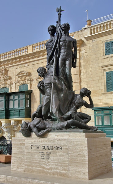 Malta_2229_Valletta_7 Ta Gunju_Monument commemorating four Maltese protesters shot by British troops during riots of 1919_m