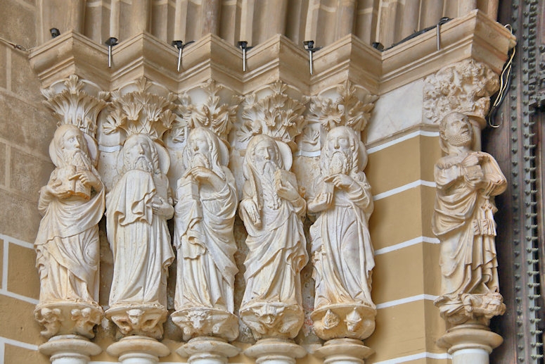 Close-up of the apostle sculptures at the main entrance to the Cathedral of Évora, Portugal