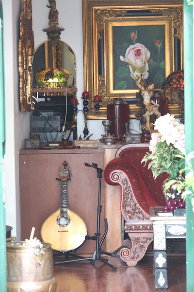 Portuguese Guitar in a restaurant in Lisbon