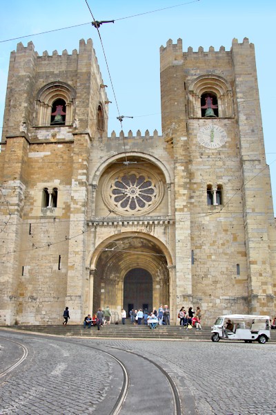 The Lisbon Cathedral, call the Se. Since the beginning of the construction of the cathedral in 1147, it has been modified several times and survived many earthquakes.