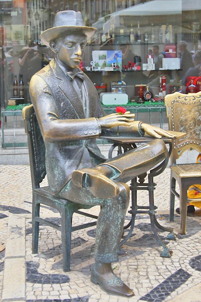 A bronze statue of the 20th century poet Fernando Pessoa, Lisbon.