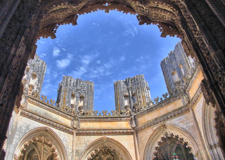 The Unfinished Chapel forms a separate octagonal structure adjacent to the choir of the church (via a retrochoir) and only accessible from the outside. It was commissioned in 1437 AD by King Edward of Portugal (