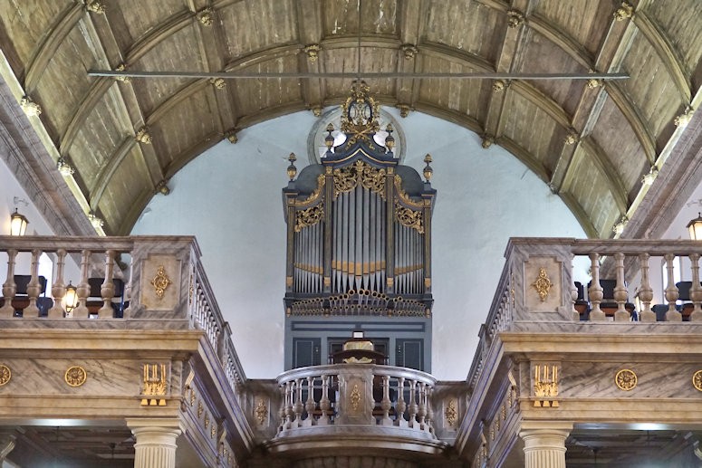 The organ in the Church of Nazaré