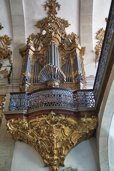 Inside the Church of Carmelitas