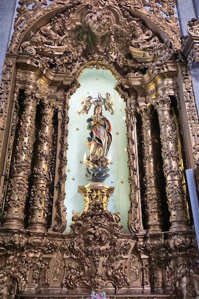 Inside the Church of Carmelitas