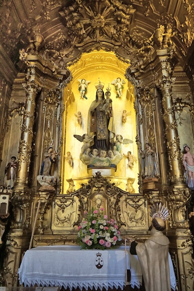 Inside the Church of Carmelitas