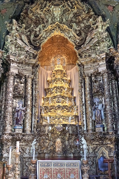 Inside the Church of Carmelitas