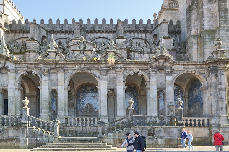 Baroque loggia on the side of the Porto cathedral