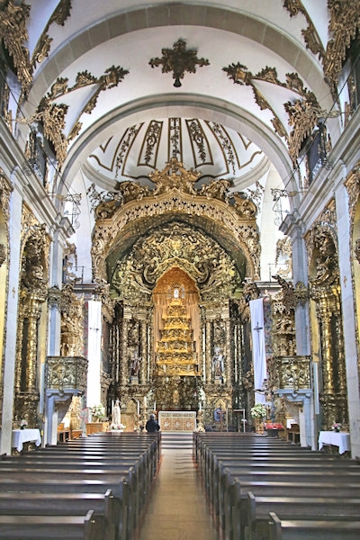 Inside the Church of Carmelitas