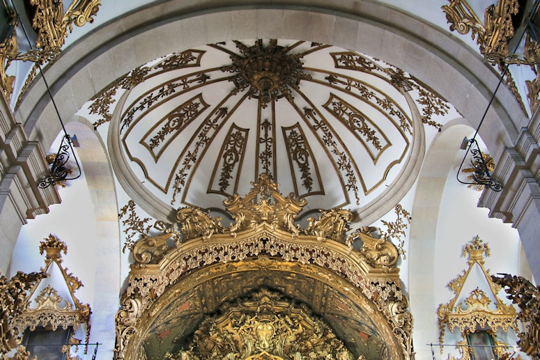 Inside the Church of Carmelitas