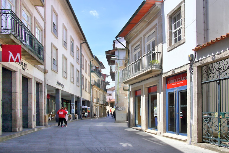 The streets begin to narrow as we get close to the old part of Porto