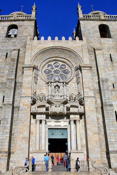 The Sé or Cathedral of Porto is situated on a large square (Terreiro da Sé). It was built in the Romanesque style as a church and fortress in the 12th and 13th centuries, after which it underwent many modifications. The cathedral overlooks the old town of Porto.