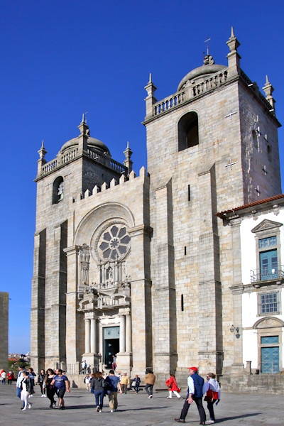 The current Cathedral of Porto underwent construction around 1110 under the patronage of Bishop Hugo and was completed in the 13th century, but there is evidence that the city has been a bishopric seat since the Suevi domination in the 5th-6th centuries.