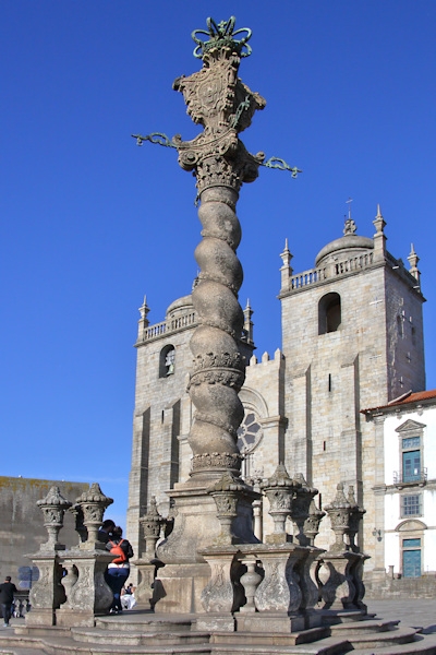 The Pillory of the Cathedral of Porto was built following the demolition of the surrounding buildings to the Cathedral, House of the Cabid and Episcopal Palace, carried out by the national policy implemented by the Estado Novo. The works were completed in 1940, with the new paved terreiro. The pillory we see today is a reconstruction of an engraving of 1797 and was inaugurated in 1945.