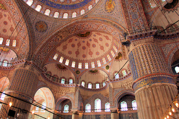 Istanbul_BlueMosque_Interior_2645.jpg